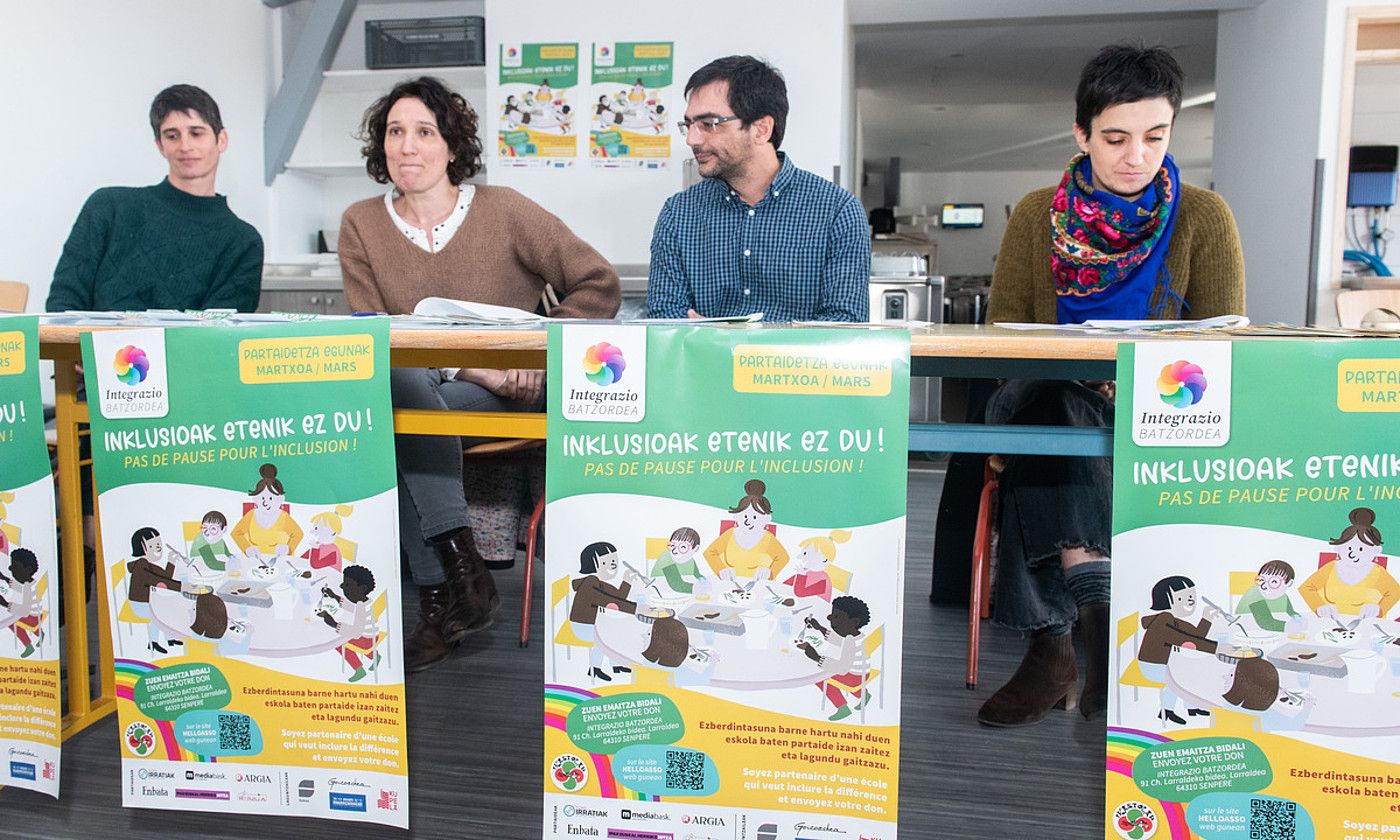 Kanbon egin zuten agerraldia Integrazio Batzordeko kideek. GUILLAUME FAUVEAU. Kanbon egin zuten agerraldia Integrazio Batzordeko kideek. GUILLAUME FAUVEAU.