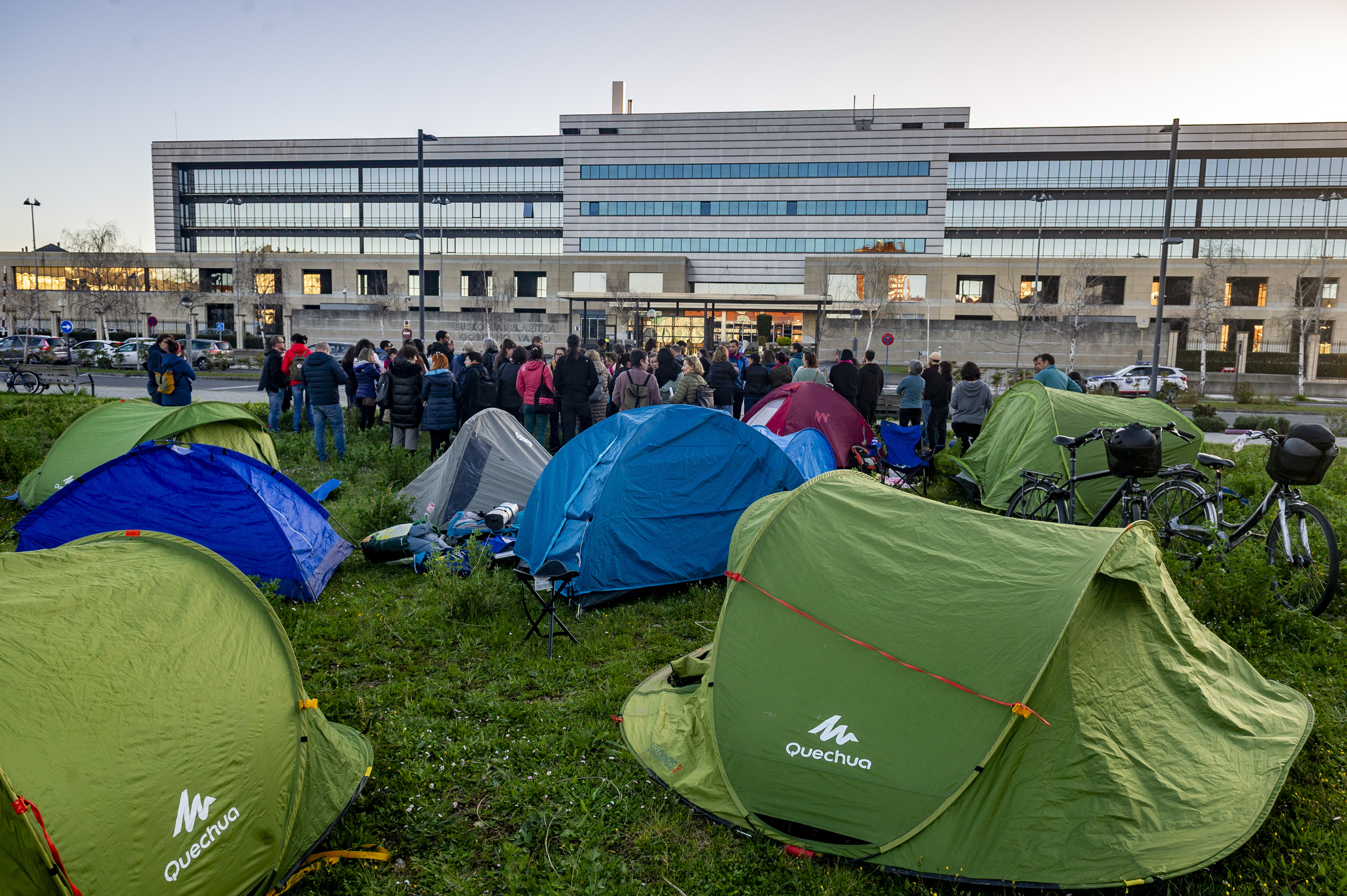 Greban dauden hezkuntza publikoko irakasle batzuk, atzo iluntzean, Eusko Jaurlaritzaren aurrean bilduta. JAIZKI FONTANEDA / FOKU