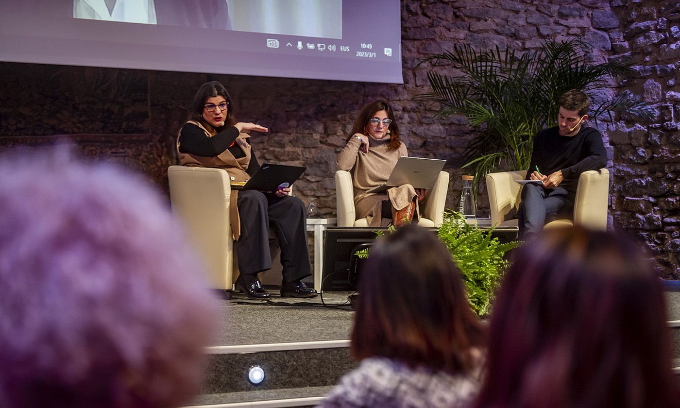 Neus Pociello i Cayuela eta Sandra Ribeiro, Berdintasun Legearen inguruko jardunaldietan, atzo. JAIZKI FONTANEDA / FOKU.