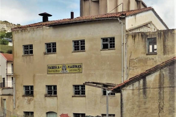 Etxauriko irin fabrika, martxoaren 27an; eraikina eraisten hasi dira asteon, ibai parkea egiteko. JAGOBA MANTEROLA / FOKU Etxauriko irin fabrika, martxoaren 27an; eraikina eraisten hasi dira asteon, ibai parkea egiteko. JAGOBA MANTEROLA / FOKU