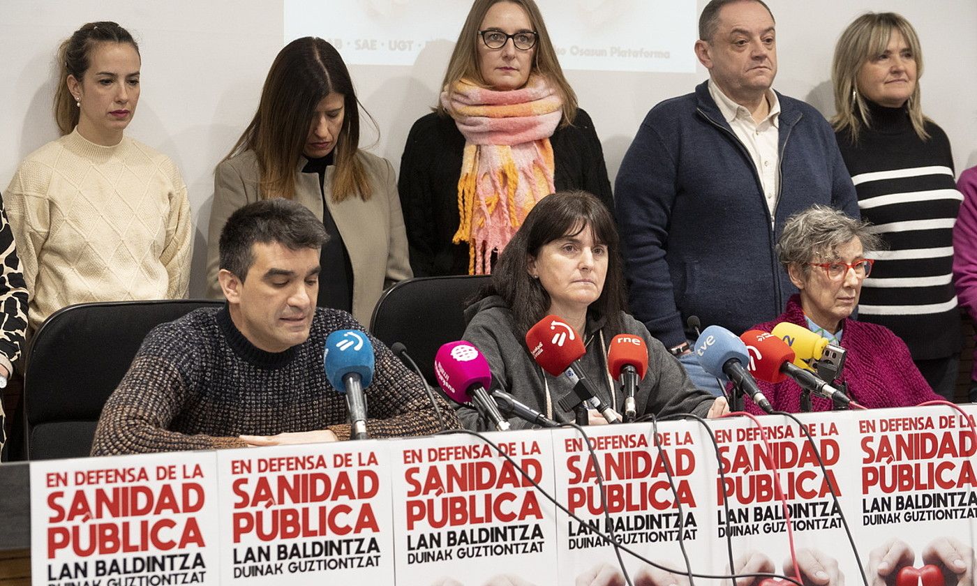 Osasunbideko intersindikala osatzen duten sindikatuen agerraldia, atzo, Nafarroako ospitalean. IÑIGO URIZ / FOKU. Osasunbideko intersindikala osatzen duten sindikatuen agerraldia, atzo, Nafarroako ospitalean. IÑIGO URIZ / FOKU.