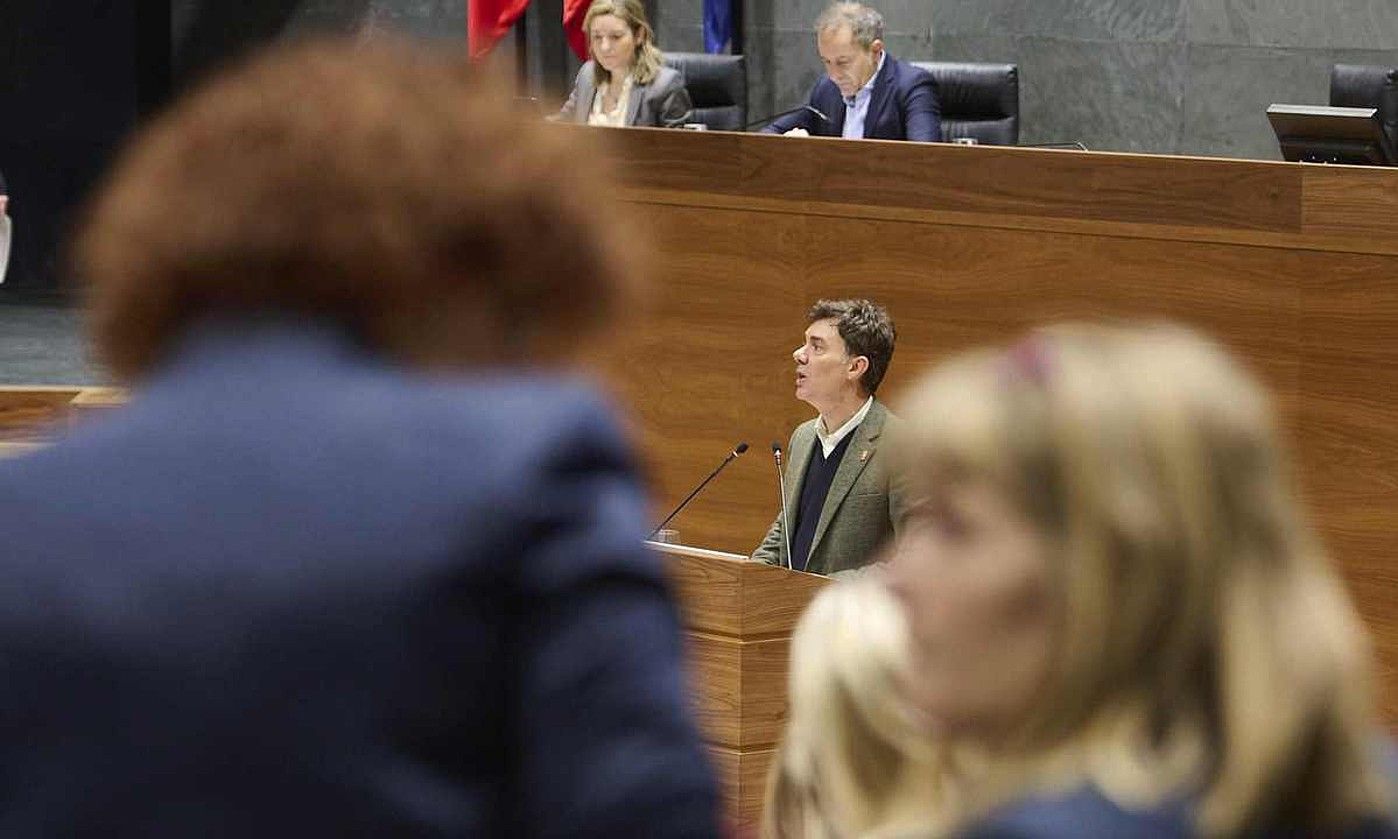 Santos Justizia kontseilaria, Geroa Baiko Blanca Regulez eta EH Bilduko Arantxa Izurdiaga. IÑAKI PORTO / PARLAMENTUA.