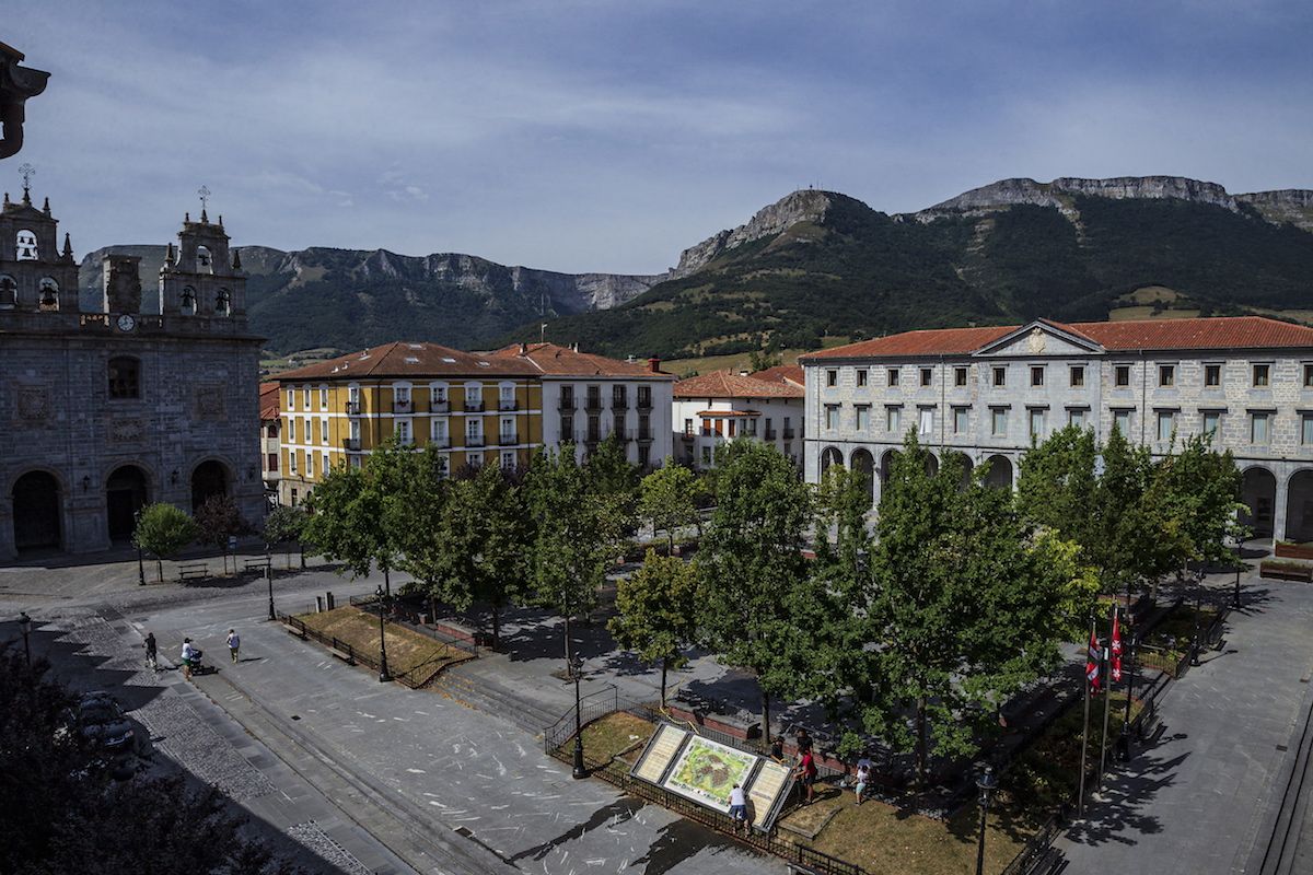 Urduñako Foruen plaza, udaletxeko balkoi batetik ikusita: Gorobel mendilerroa eta 'aduana' deitzen dioten  eraikina—gaur egun bainuetxea—ikus daitezke, besteak beste. ARITZ LOIOLA, FOKU