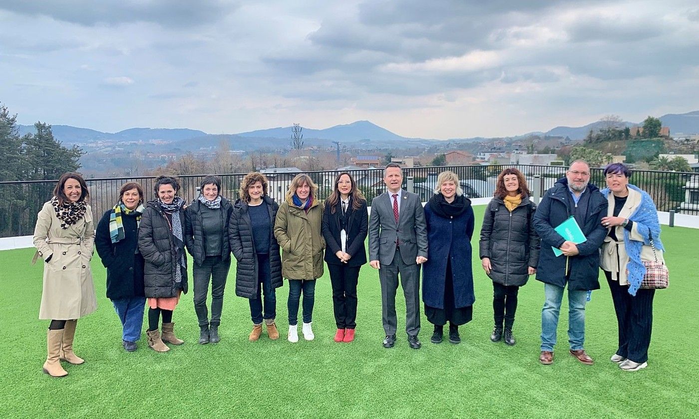 Jokin Bildarratz eta Begoña Pedrosa zuzendari batzuk inguruan dituztela, atzo, Donostian. IREKIA. Jokin Bildarratz eta Begoña Pedrosa zuzendari batzuk inguruan dituztela, atzo, Donostian. IREKIA.