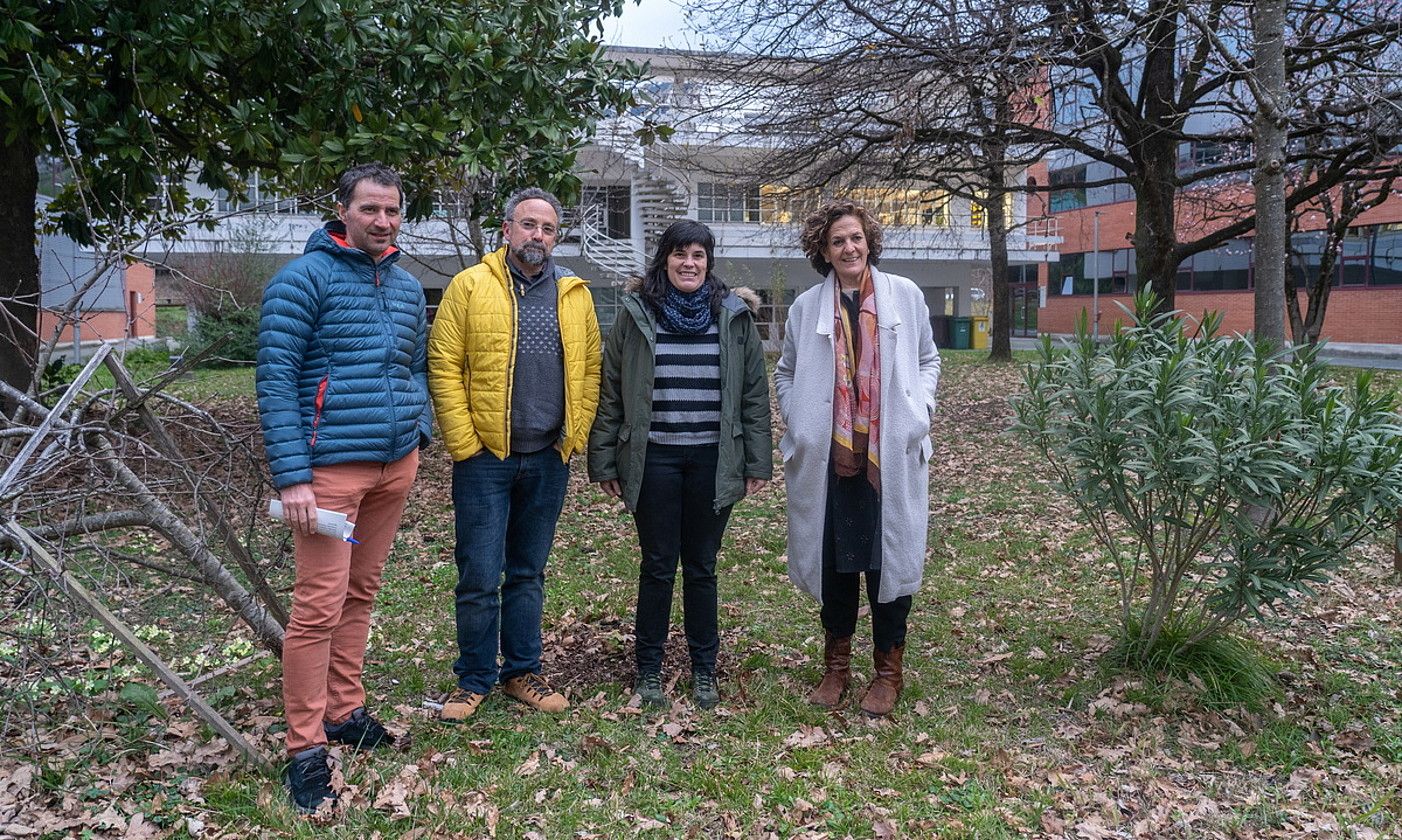 Iñaki Petxarroman, Unai Pascual, Lorea Flores eta Itziar Gomez, hurrenez hurren, Martin Ugalde kultur parkean. ANDONI CANELLADA / FOKU.