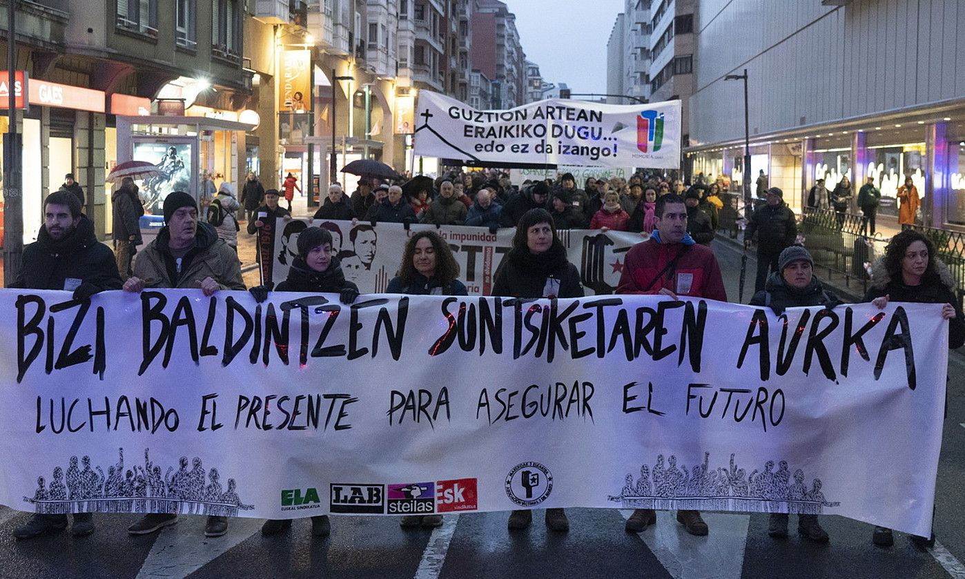 Atzo arratsaldean Gasteizen urteurrenaren harira egindako mobilizazioa. RAUL BOGAJO / FOKU.