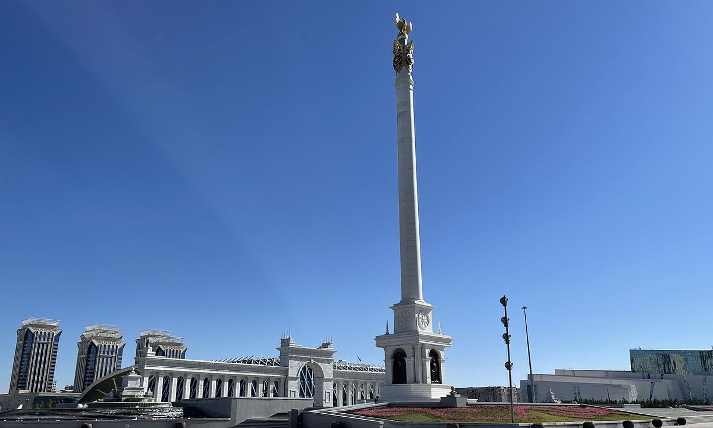 Kazakhstanen independentziaren aldeko monumentua, Astana hirian. KULPASH KONYROVA / EFE.
