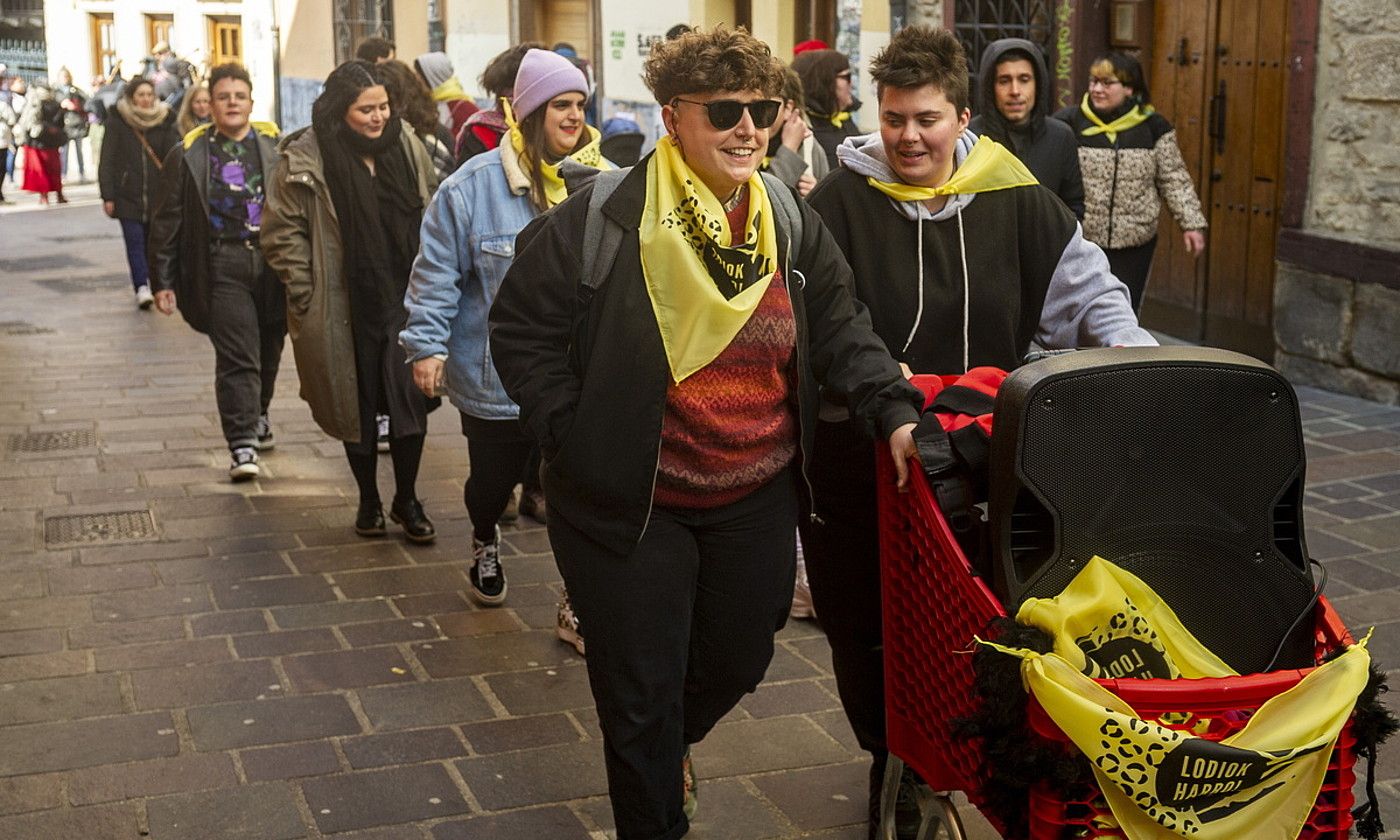 Zapi horiak jantzita egin zuten kalejira atzo goizean Gasteizko Alde Zaharrean. JAIZKI FONTANEDA / FOKU. Zapi horiak jantzita egin zuten kalejira atzo goizean Gasteizko Alde Zaharrean. JAIZKI FONTANEDA / FOKU.