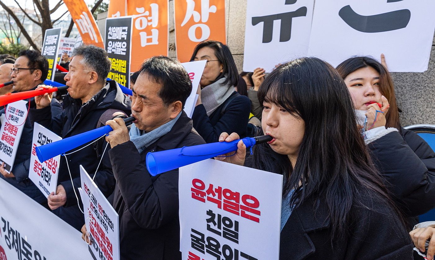 Hego Koreako Gobernuaren aurkako protesta bat, atzo, Seulen. EFE.