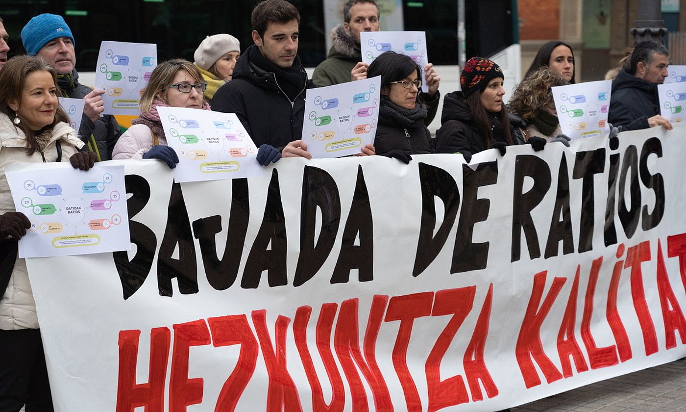 Hezkuntzako sindikatuek ratioak txikitzea eskatzeko eginiko elkarretaratze bat, Nafarroako Parlamentuaren aurrean. JAGOBA MANTEROLA / FOKU. Hezkuntzako sindikatuek ratioak txikitzea eskatzeko eginiko elkarretaratze bat, Nafarroako Parlamentuaren aurrean. JAGOBA MANTEROLA / FOKU.