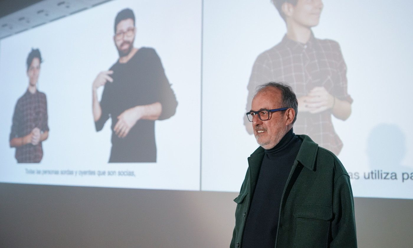Antoni Abaden Belarri gorrak proiektuaren aurkezpena, atzo, Bilboko Arte Ederren Museoan. ENDIKA PORTILLO / FOKU. Antoni Abaden Belarri gorrak proiektuaren aurkezpena, atzo, Bilboko Arte Ederren Museoan. ENDIKA PORTILLO / FOKU.