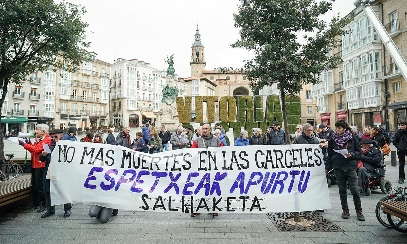 Salhaketak antolatutako elkarretaratzea, atzo, Gasteizen. ENDIKA PORTILLO / FOKU.