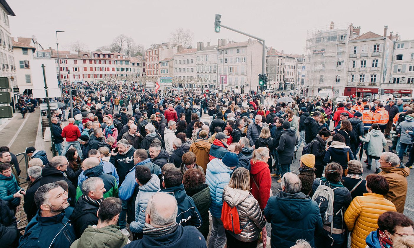 Milaka jendek parte hartu zuten, atzo goizean, erretreten erreformaren kontrako Baionako protestan. GUILLAUME FAUVEAU.