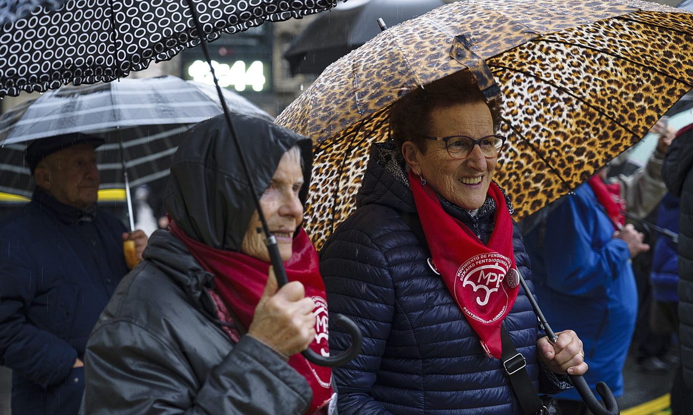 Adineko bi emakume pentsiodunen mugimenduaren elkarretaratze batean. ARITZ LOIOLA / FOKU. Adineko bi emakume pentsiodunen mugimenduaren elkarretaratze batean. ARITZ LOIOLA / FOKU.