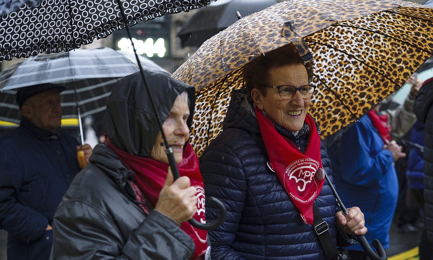 Adineko bi emakume pentsiodunen mugimenduaren elkarretaratze batean. ARITZ LOIOLA / FOKU.