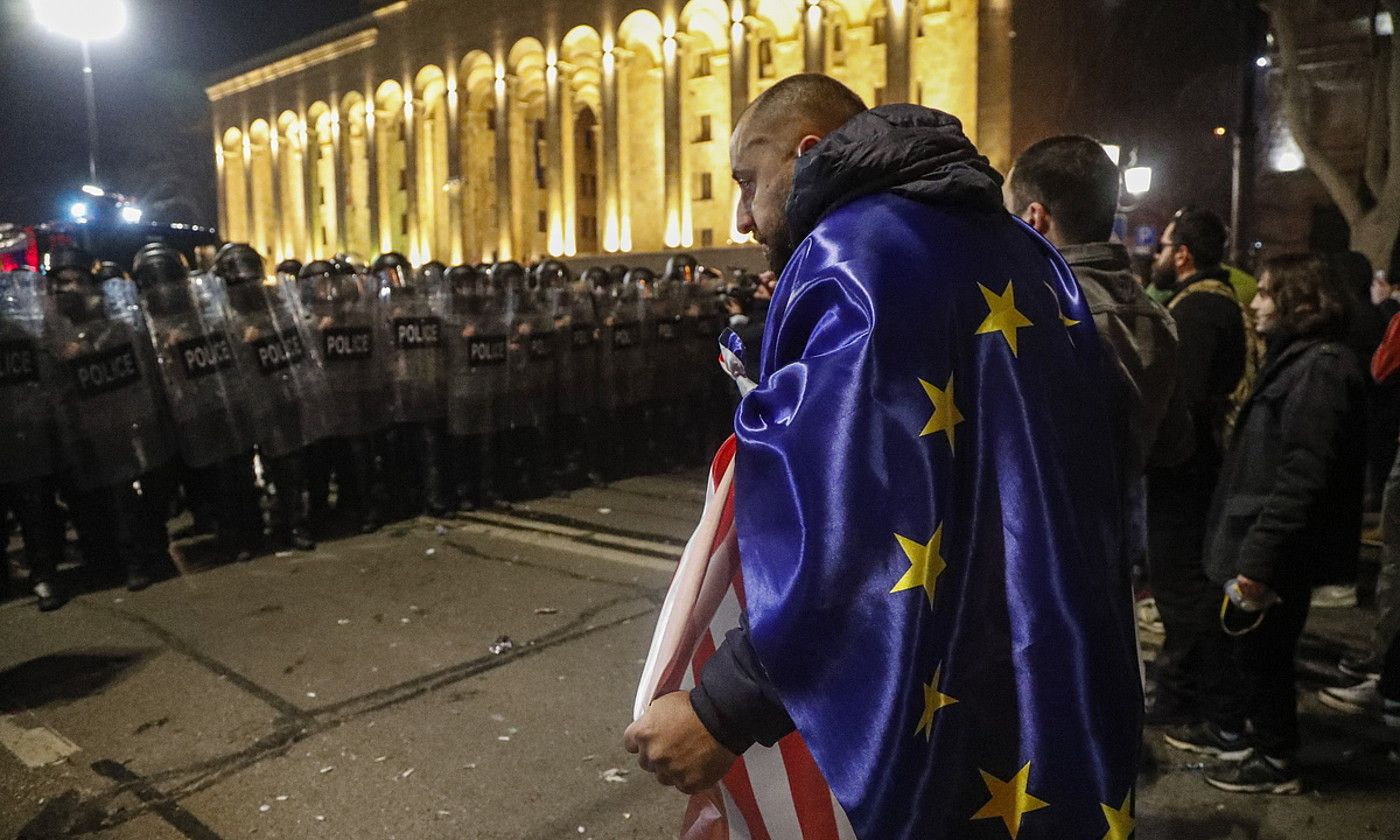Polizia eta manifestariak aurrez aurre, atzo, parlamentuaren aurrean, Tbilisin. ZURAB KURTSIKIDZE / EFE.