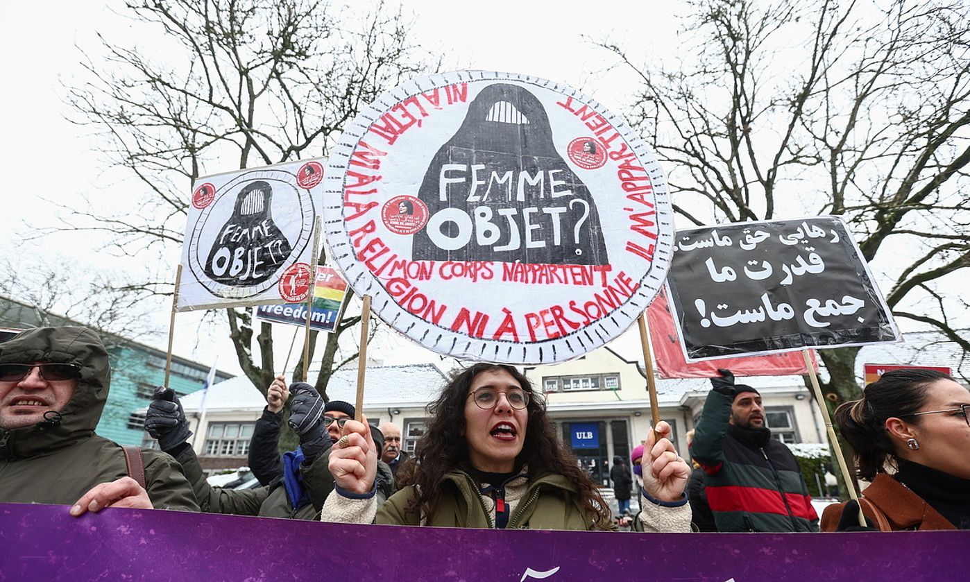 Hainbat emakume protestan Iranek Bruselan duen enbaxadaren aurrean, atzo. STEPHANIE LECOCQ / EFE. Hainbat emakume protestan Iranek Bruselan duen enbaxadaren aurrean, atzo. STEPHANIE LECOCQ / EFE.