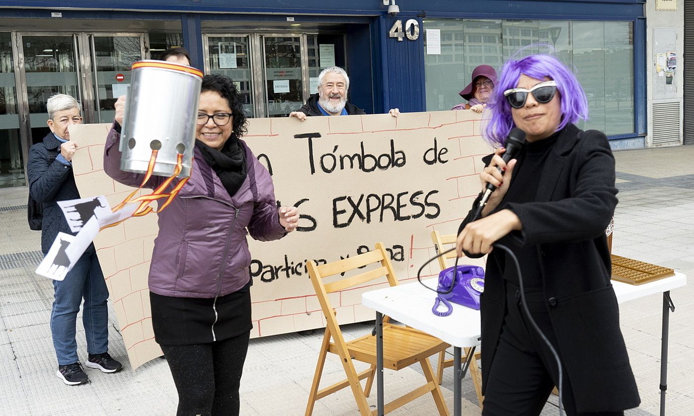 SOS Arrazakeriaren eta feministen protesta, atzo, Iruñean. IÑIGO URIZ / FOKU.