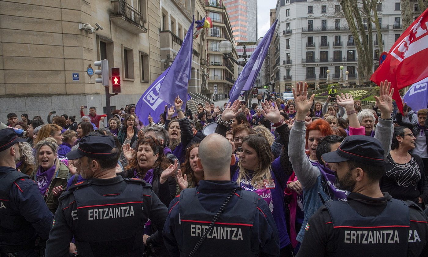 Tentsio momentuak izan ziren LABek antolatutako manifestazioa Sabin Etxearen aurretik pasatutakoan. GORKA RUBIO / FOKU.