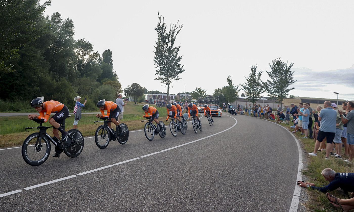 Euskaltel-Euskadi, iazko Vueltako taldekako erlojupekoan. JAVIER LIZON / EFE.