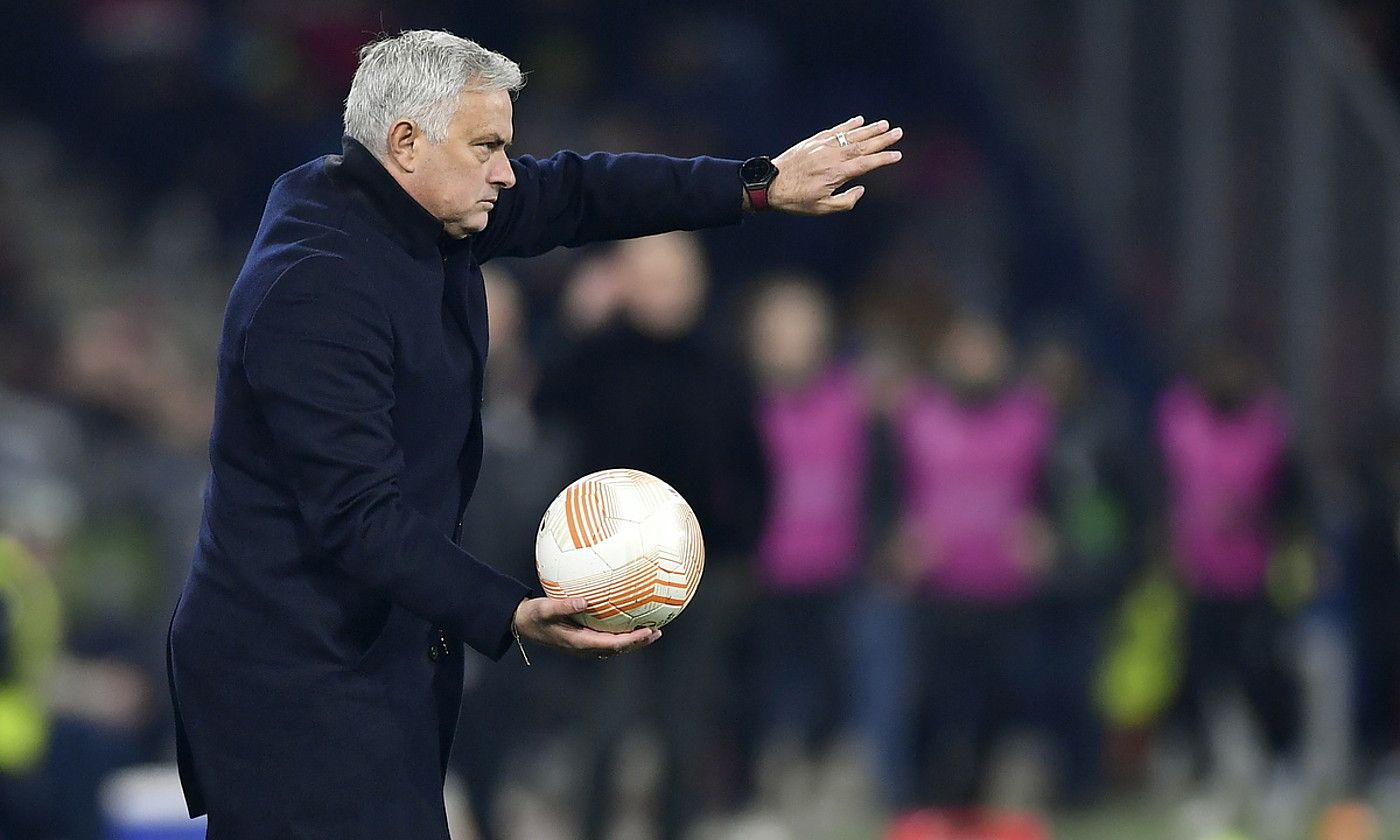 Jose Mourinho Erromako entrenatzailea, baloia eskuetan duela, aginduak ematen. ANNA SZILAGYI / EFE. Jose Mourinho Erromako entrenatzailea, baloia eskuetan duela, aginduak ematen. ANNA SZILAGYI / EFE.