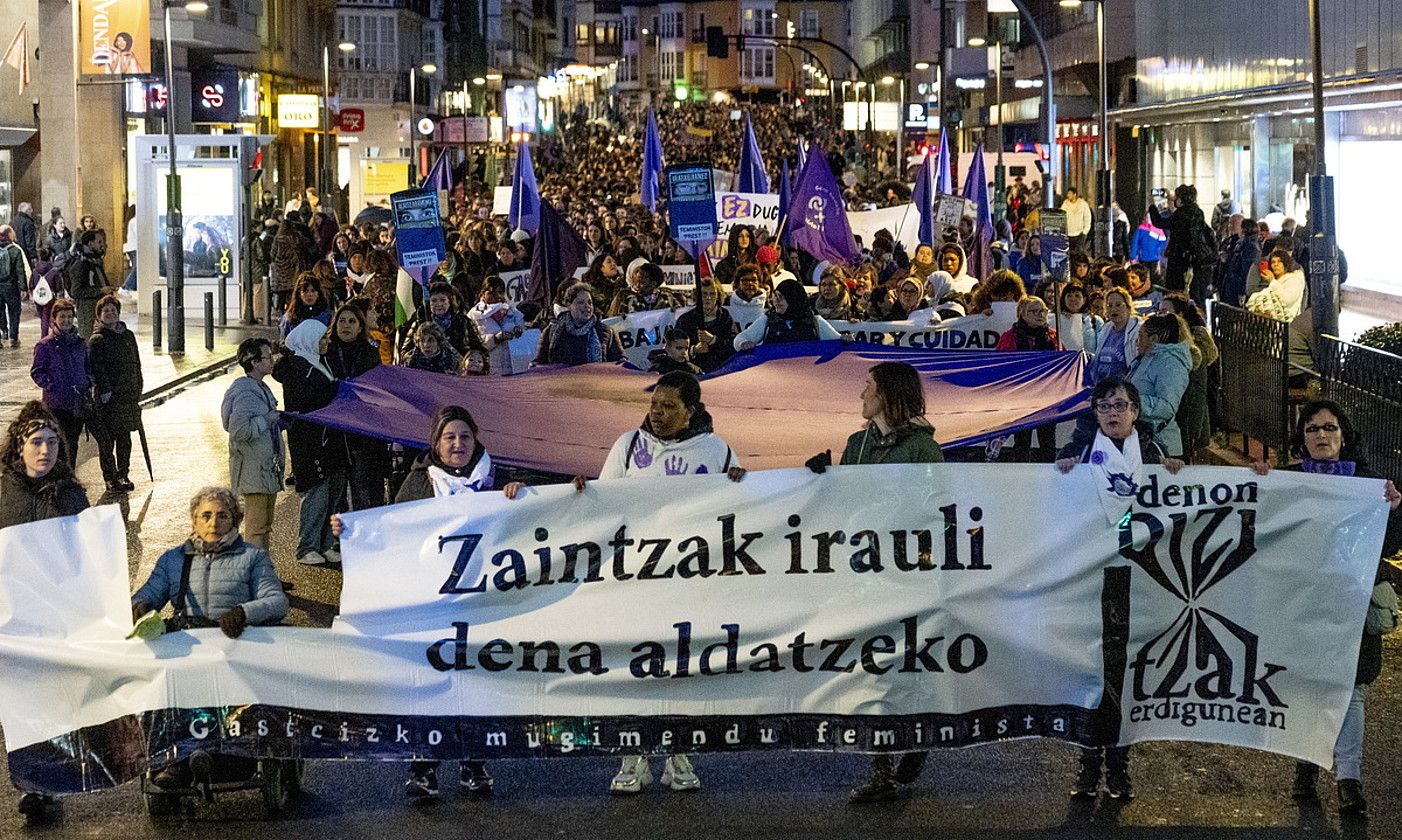 3. Baiona. Atzoko manifestazioan aldarrikapenez bete zituzten Baionako kaleak ere. GUILLAUME FAUVEAU. 3. Baiona. Atzoko manifestazioan aldarrikapenez bete zituzten Baionako kaleak ere. GUILLAUME FAUVEAU.