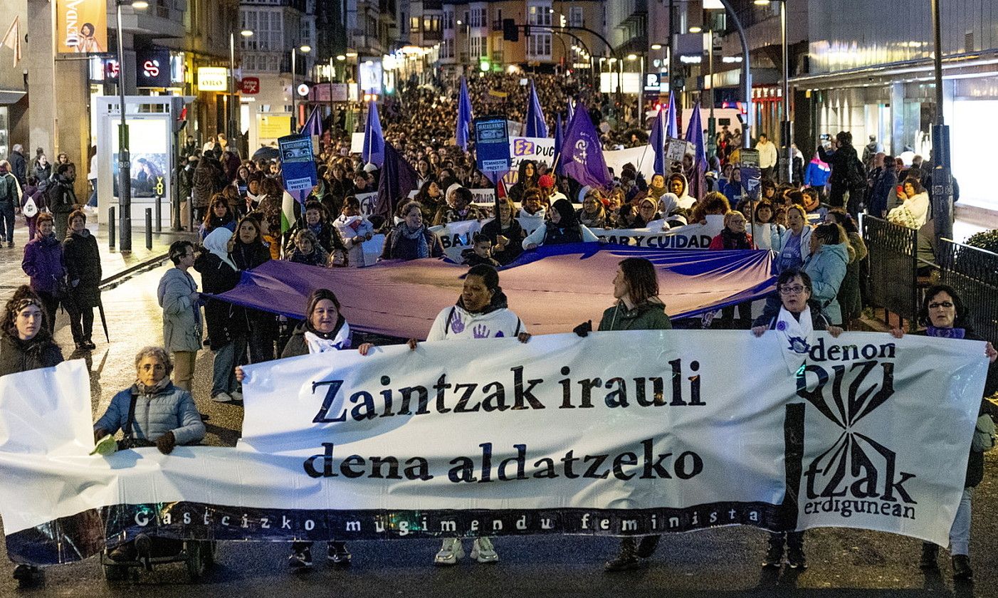 3. Baiona. Atzoko manifestazioan aldarrikapenez bete zituzten Baionako kaleak ere. GUILLAUME FAUVEAU.