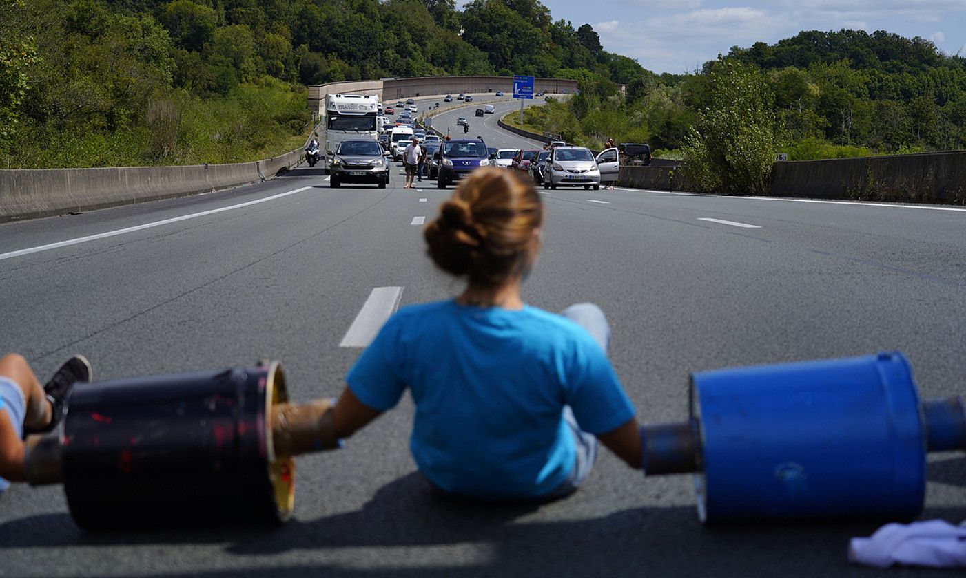 Ekintzaile bat Baiona eta Hendaia arteko autobidea blokeatzen, uztailaren 23an. BERRIA.