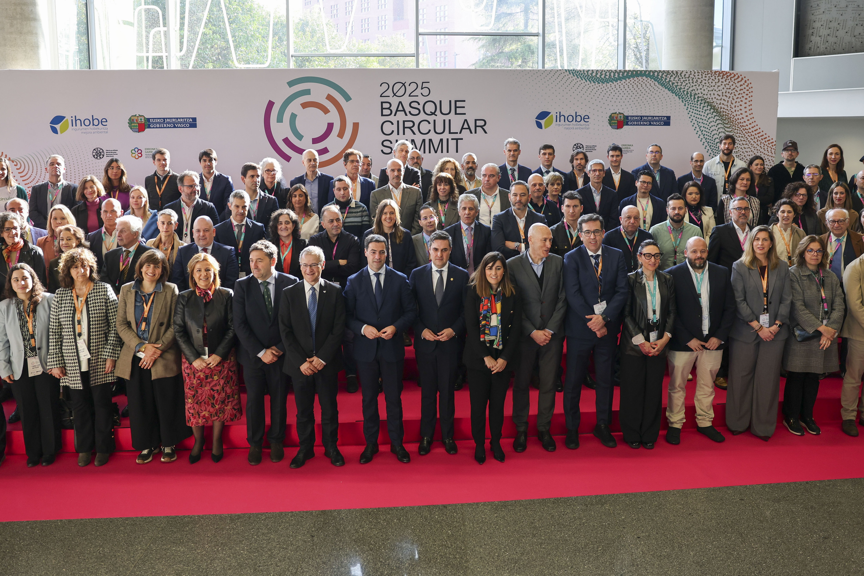 Industria Garbirako Itunari buruzko jardunaldiaren aurreko argazki instituzionala, Bilboko Euskalduna jauregian, gaur. LUIS TEJIDO / EFE