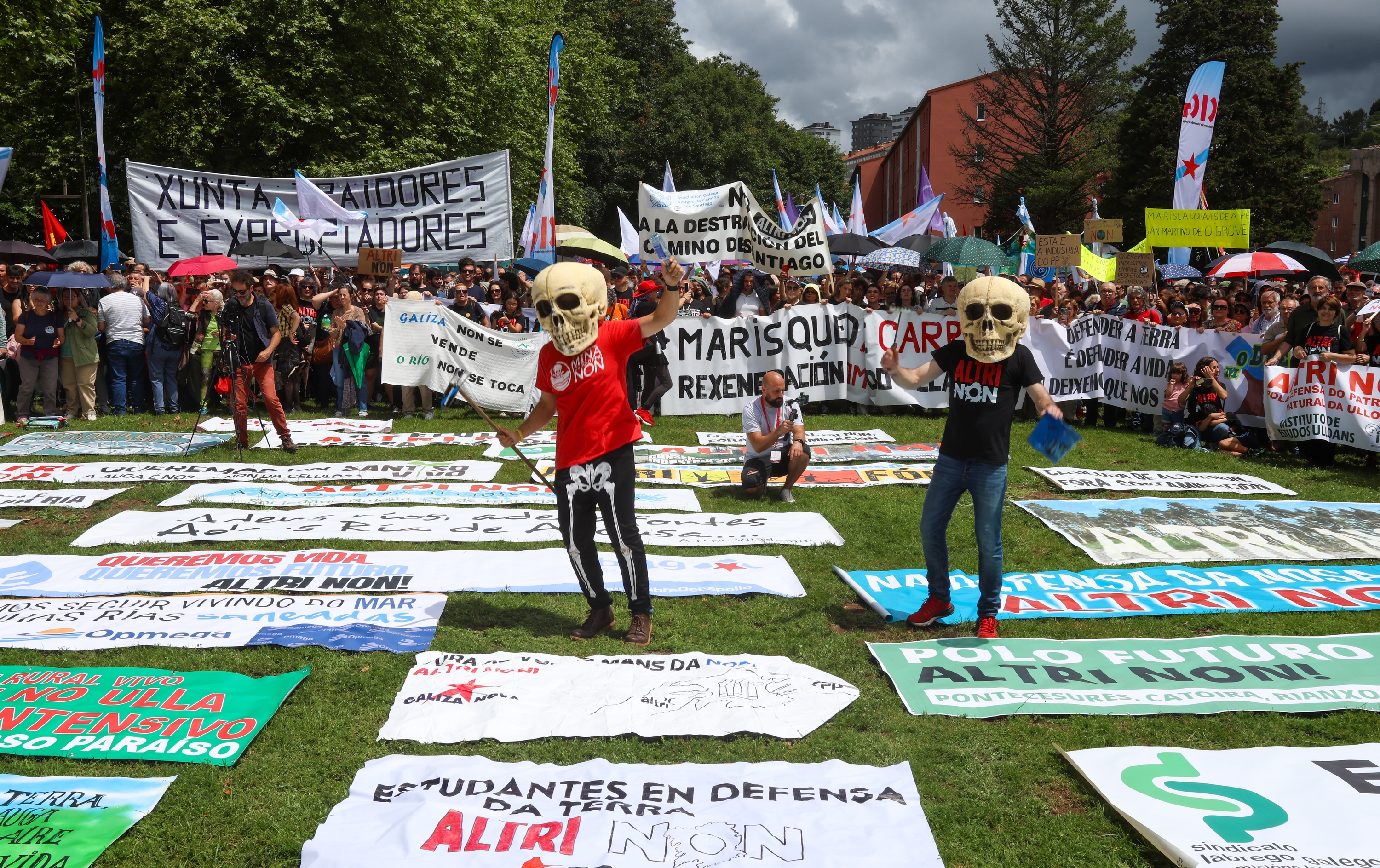 2024ko ekainean Santiago de Compostelan egindako protesta bat. Galiziako Xuntaren egoitza inguratu zuten milaka manifestarik.