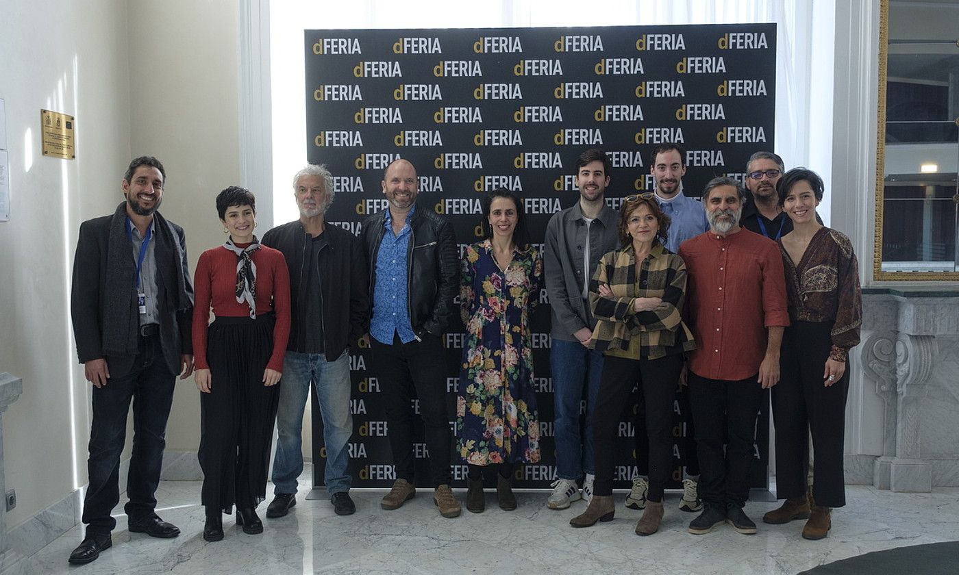 Euskal Herriko konpainiek dFerian erakutsiko dituzten lau lanen aurkezpena, atzo, Donostian. JON URBE / FOKU.