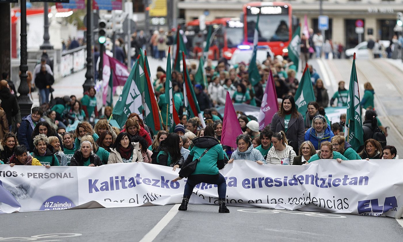 ELAko zahar etxeetako langileek iazko azaroan egindako protesta. L. TEJIDO / EFE. ELAko zahar etxeetako langileek iazko azaroan egindako protesta. L. TEJIDO / EFE.