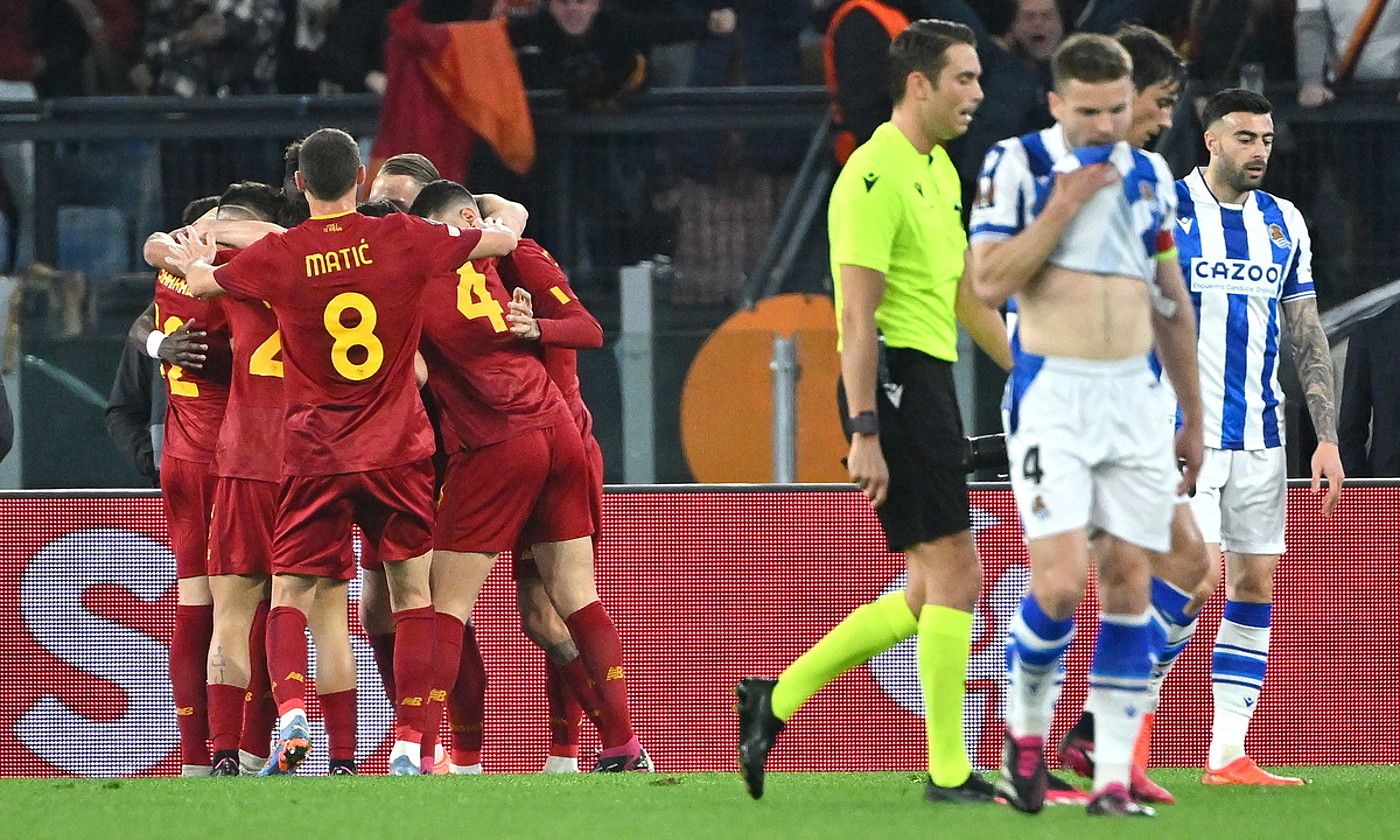 Erromako jokalariak goletako bat ospatzen, Realeko jokalariak burumakur dauden bitartean. ETTORE FERRARI / EFE. Erromako jokalariak goletako bat ospatzen, Realeko jokalariak burumakur dauden bitartean. ETTORE FERRARI / EFE.