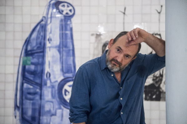 Fernando Renes, BilboArten instalatu berri duen mosaikoaren zati bat atzean duela. MARISOL RAMIREZ / FOKU