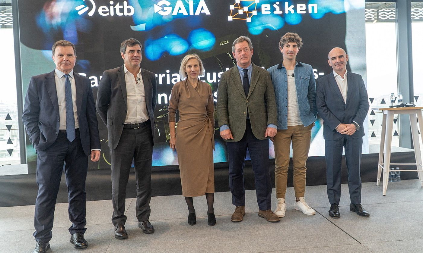 Tomas Iriondo (Gaia), Aletxu Etxebarria (Eiken), Lucia Rekalde (Europako Batasuna), Bingen Zupiria (Eusko Jaurlaritza), Jon Insausti (Donostiako Udala) eta Andoni Aldekoa (EITB), atzo, Donostian. ANDONI CANELLADA / FOKU.