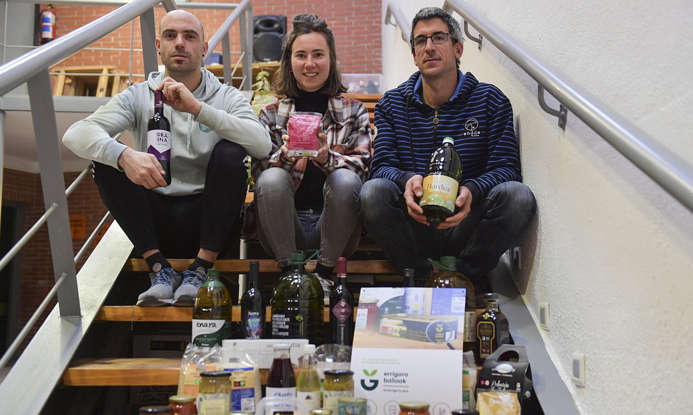 Ibai Sueskun, Lorea Lizarreta eta Imanol Ibero, Errigorako identifikatzailea duten produktuekin. IDOIA ZABALETA / FOKU. Ibai Sueskun, Lorea Lizarreta eta Imanol Ibero, Errigorako identifikatzailea duten produktuekin. IDOIA ZABALETA / FOKU.