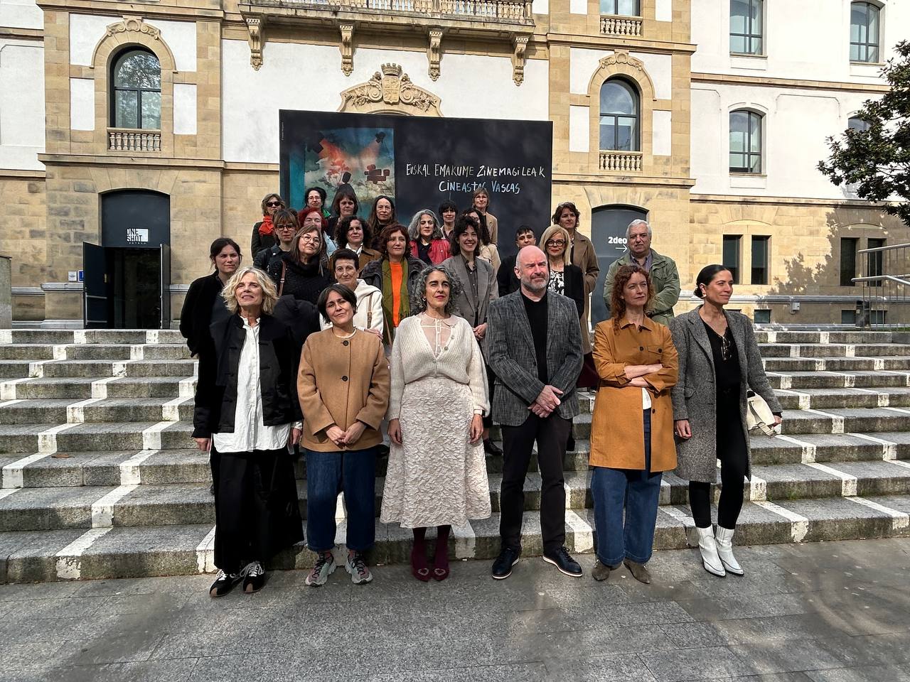 Gaurko prentsaurrekoan parte hartu duten ordezkari eta zinemagileak, Donostian. IREKIA