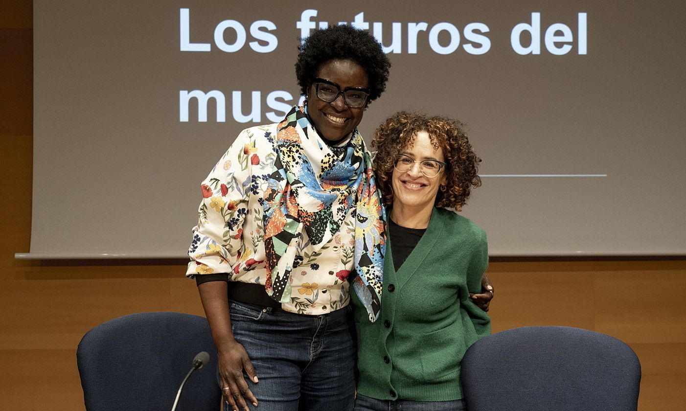 Elvira Dyangani Ose eta Yaiza Hernandez Velazquez, atzo, Gasteizen, Artium museoan izan zuten solasaldian. RAUL BOGAJO / FOKU. Elvira Dyangani Ose eta Yaiza Hernandez Velazquez, atzo, Gasteizen, Artium museoan izan zuten solasaldian. RAUL BOGAJO / FOKU.
