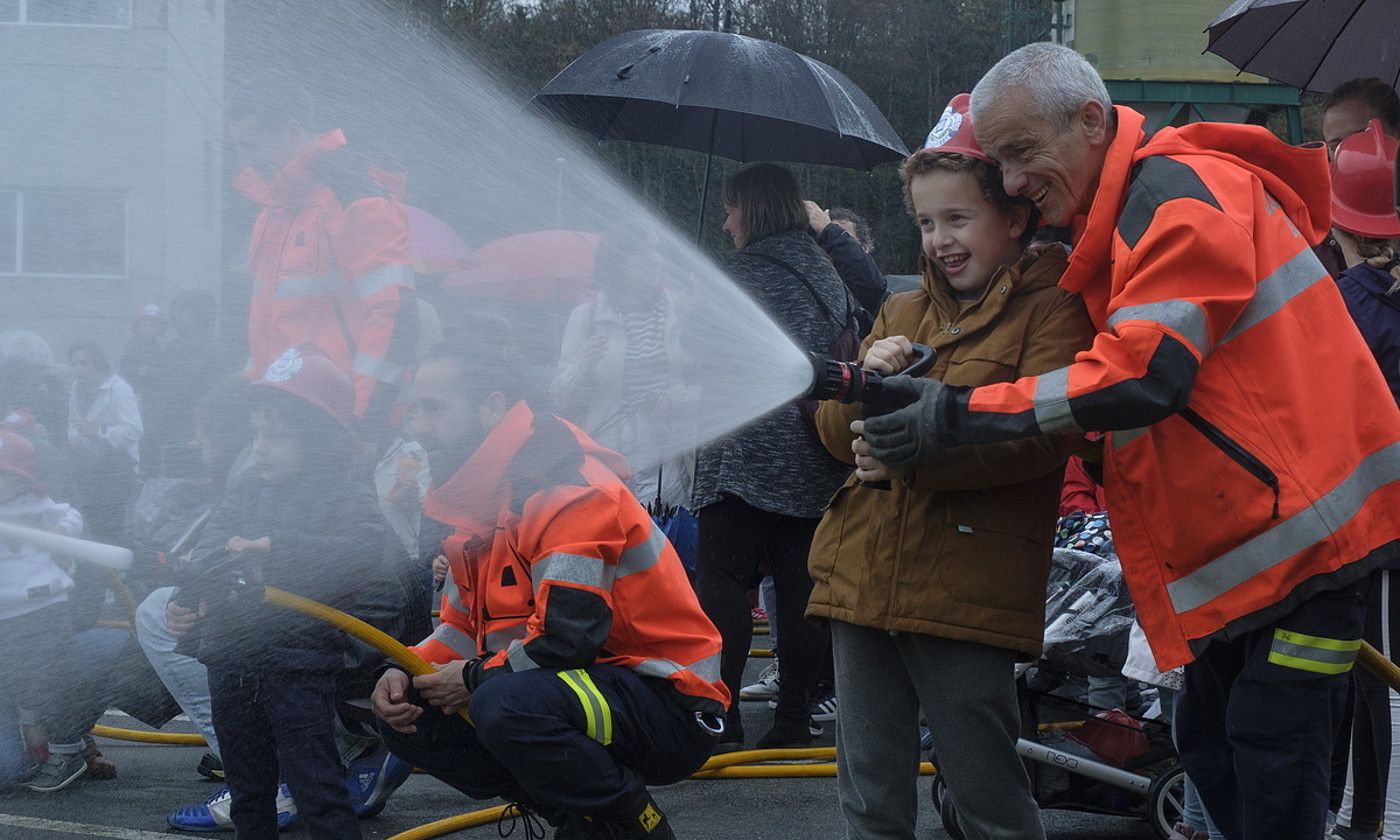 Suhiltzaileak trapua zartaginetik aldendu duenekoa. J. U. / FOKU. Suhiltzaileak trapua zartaginetik aldendu duenekoa. J. U. / FOKU.