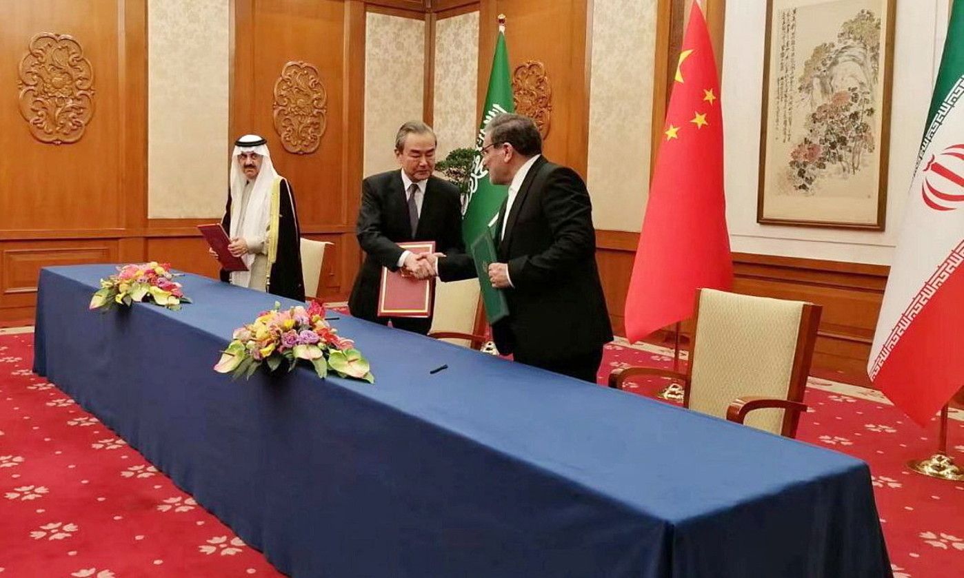 Saudi Arabiako, Txinako eta Irango ordezkariak, herenegun, Pekinen, ituna sinatzeko egindako ekitaldian. EFE. Saudi Arabiako, Txinako eta Irango ordezkariak, herenegun, Pekinen, ituna sinatzeko egindako ekitaldian. EFE.