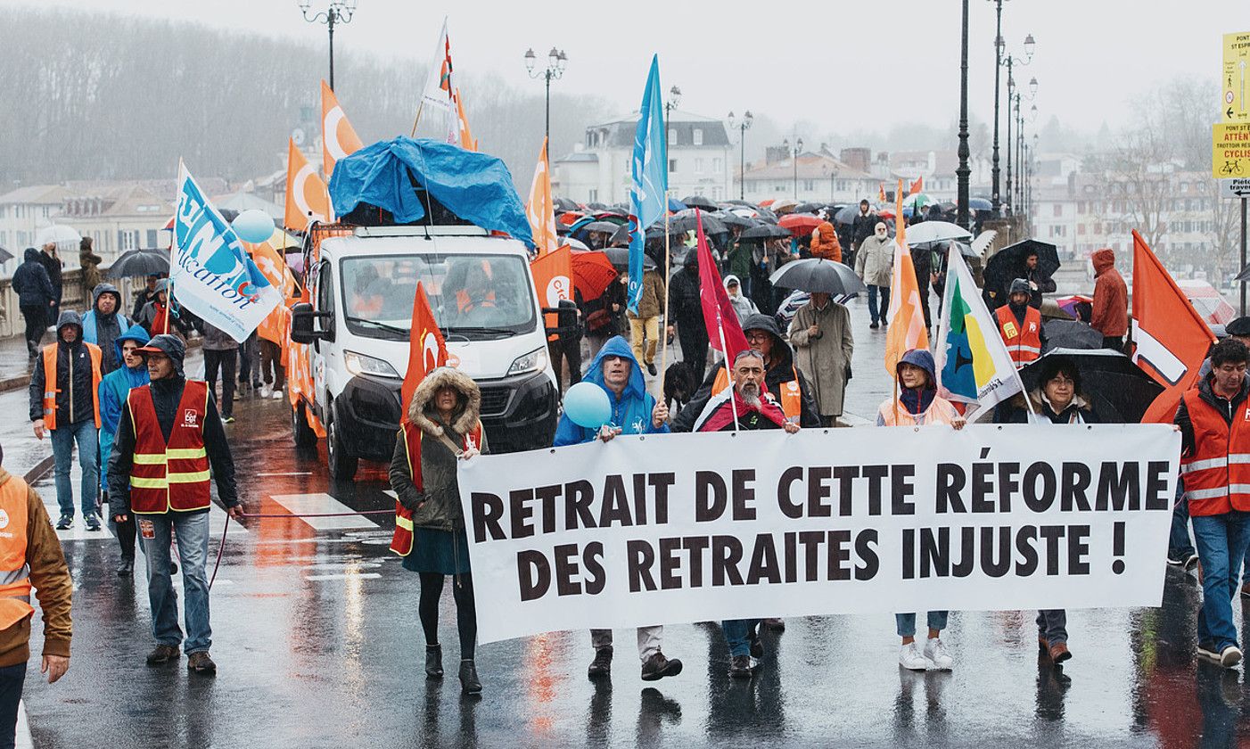Erretreten erreformaren aurkako mobilizazioa atzo, Baionan. GUILLEAUME FAUVEAU. Erretreten erreformaren aurkako mobilizazioa atzo, Baionan. GUILLEAUME FAUVEAU.