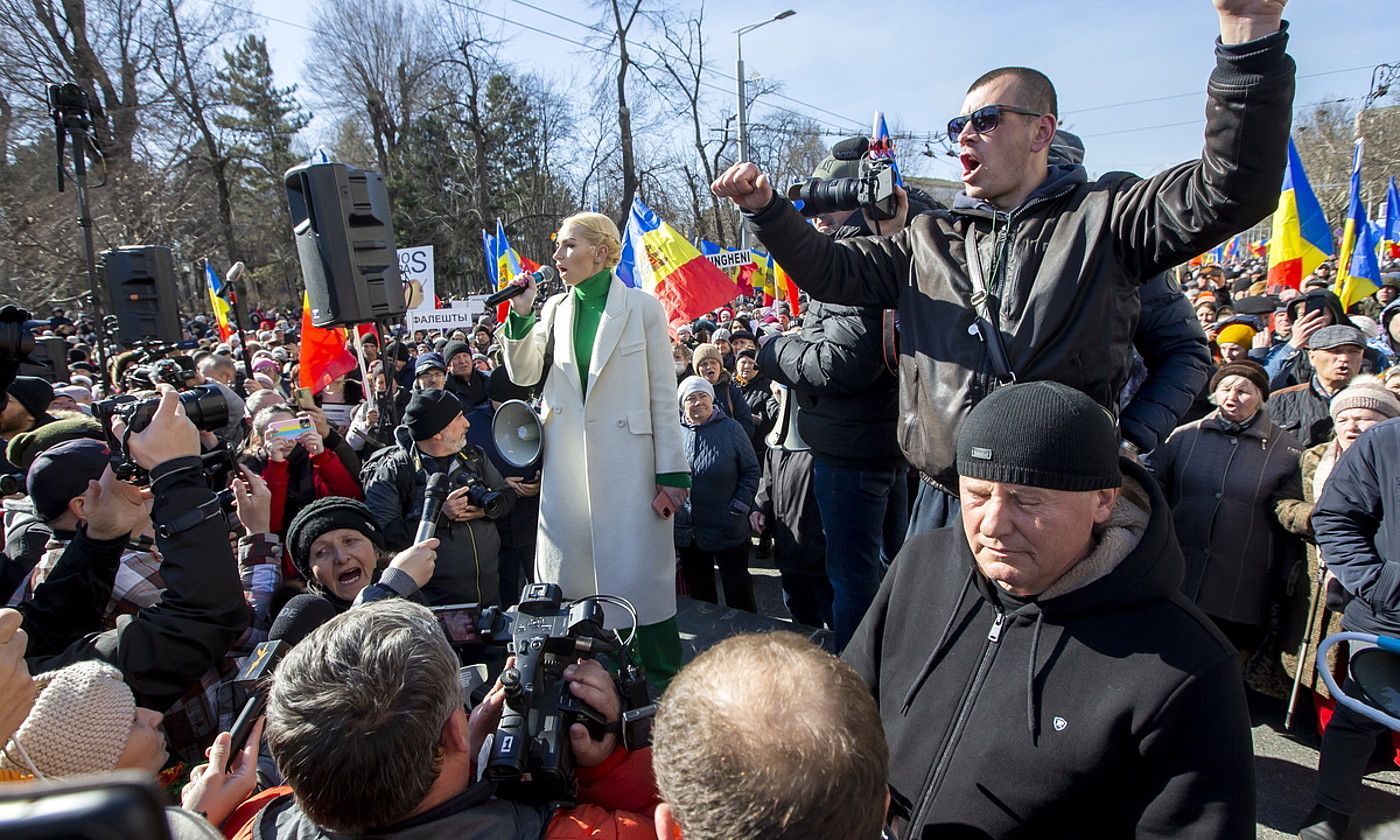 Sor oposizioko alderdiko buruzagiorde Marina Tauber —mikrofonoarekin—, herenegun, Chisinauko protestan. D. D. / EFE.