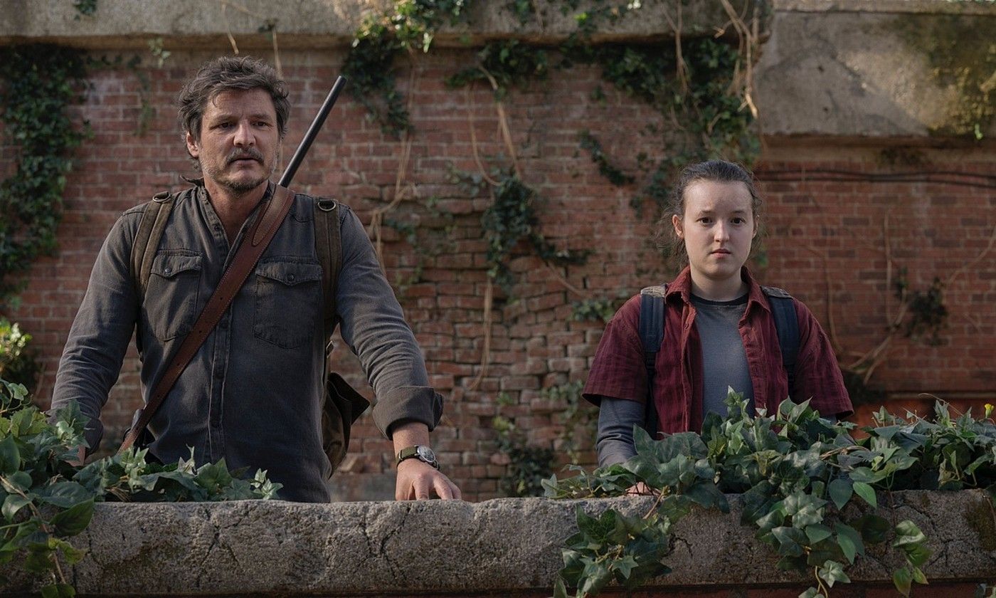 Pedro Pascal eta Bella Ramsey aktoreak, The Last of Us telesailaren bederatzigarren atalean. HBO.