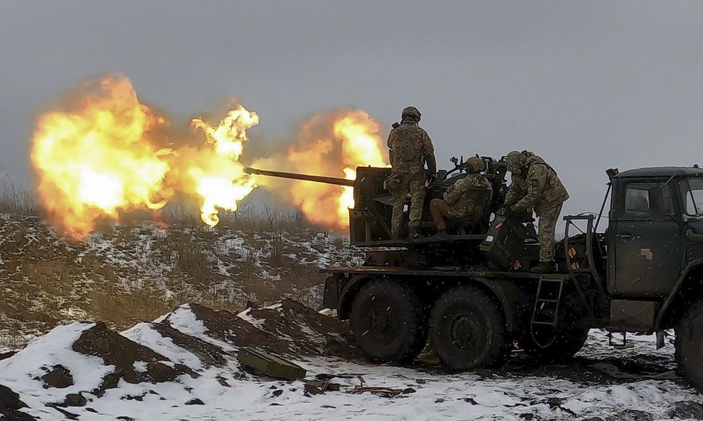Ukrainako armadako soldadu batzuk Errusiako indarrei eraso egiten, otsailaren 4an, Bakhmuten. SERGEY XESTAK / EFE.