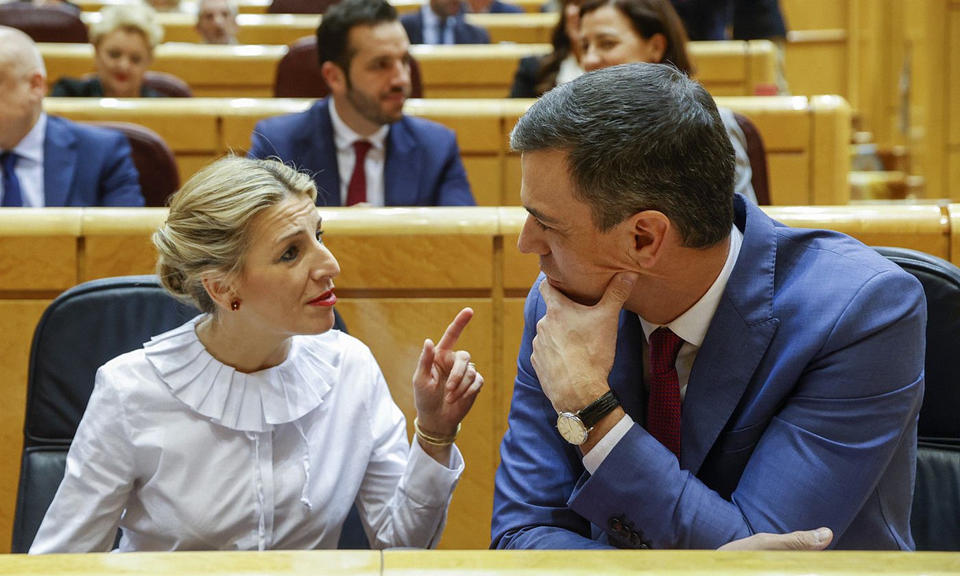 Yolanda Diaz Lan ministroa eta Pedro Sanchez Espainiako presidentea, Senatuan, artxiboko irudi batean. MARISCAL / EFE.