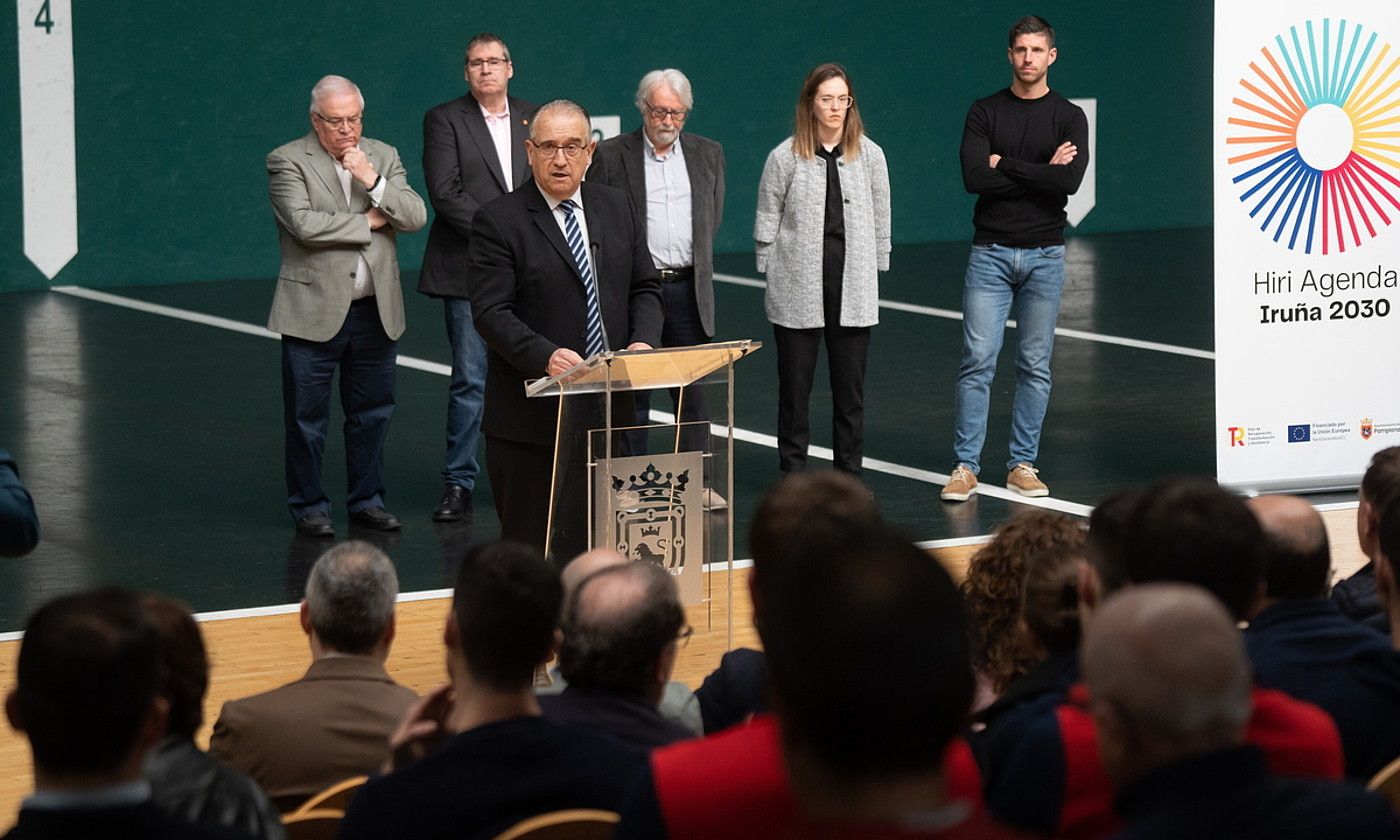 Enrique Maia Iruñeko alkatea, atzean pilotaren munduko ordezkariak dituela, atzo, Labrit frontoian. JAGOBA MANTEROLA / FOKU. Enrique Maia Iruñeko alkatea, atzean pilotaren munduko ordezkariak dituela, atzo, Labrit frontoian. JAGOBA MANTEROLA / FOKU.