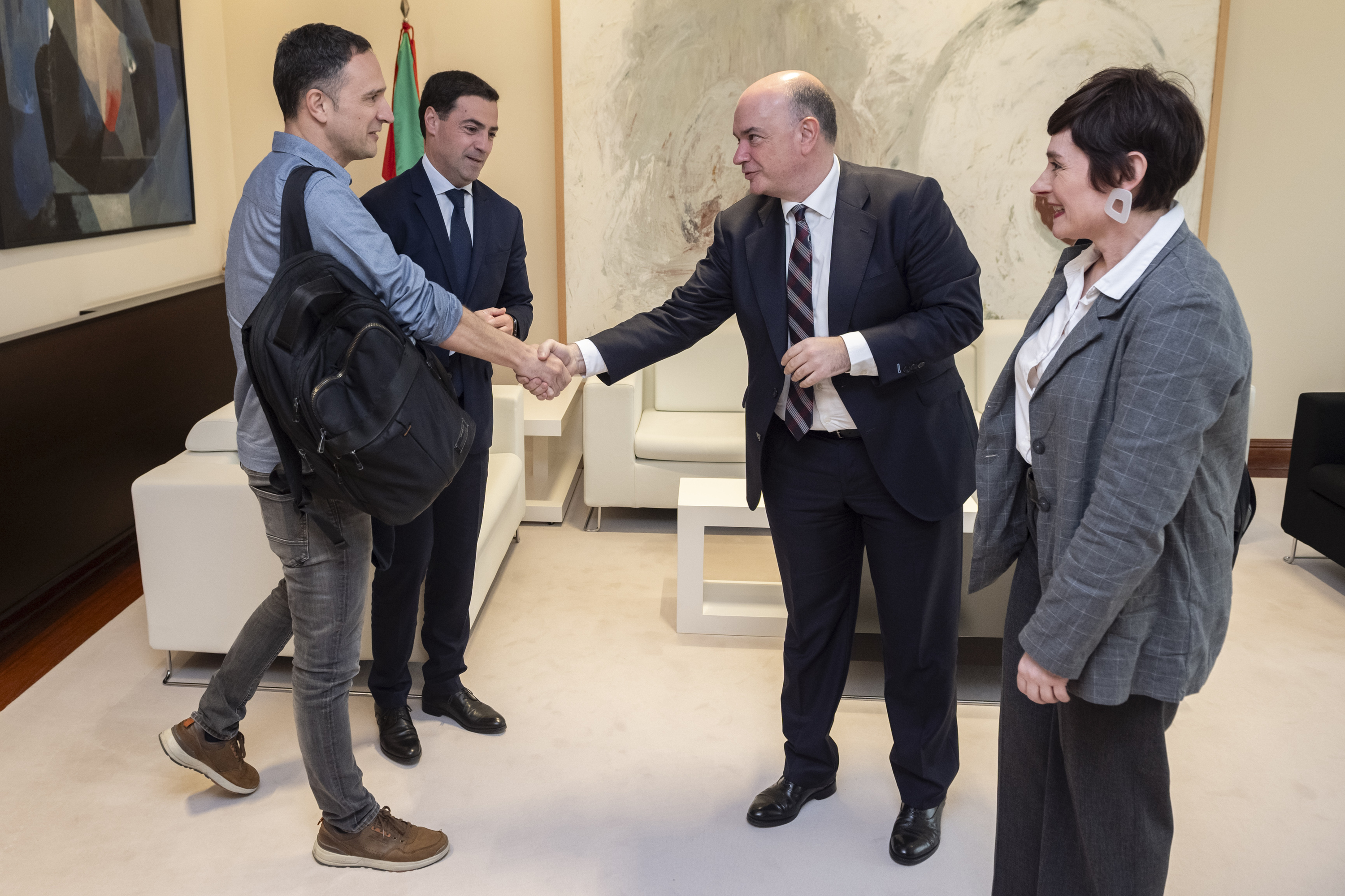 Mitxel Lakuntza eta Mikel Irondo elkarri bostekoa ematen. Haien alboan, Imanol Pradales eta Garbiñe Aranburu. IREKIA