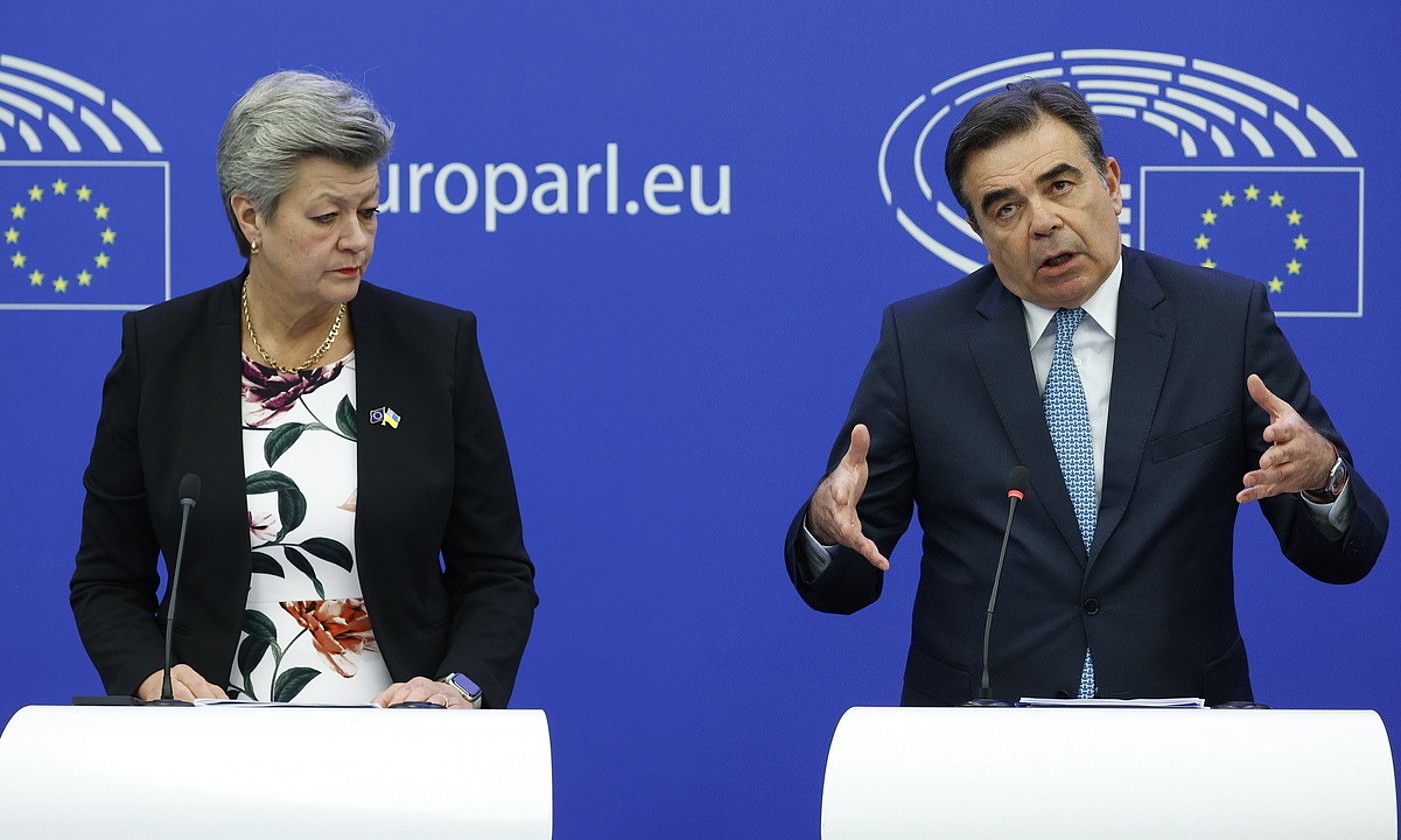 Ylva Johansson Europako Batzordeko Barne komisarioa eta Margaritis Schinas Europako Batzordeko presidenteordea, atzoko agerraldian. JULIEN WARNAND / EFE.