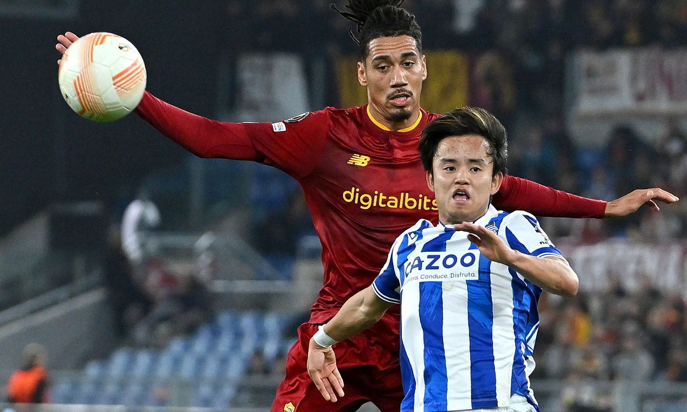 Erromako Chris Smalling eta Realeko Take Kubo baloia eskuratzeko lehian. ETTORE FERRARI / EFE. Erromako Chris Smalling eta Realeko Take Kubo baloia eskuratzeko lehian. ETTORE FERRARI / EFE.