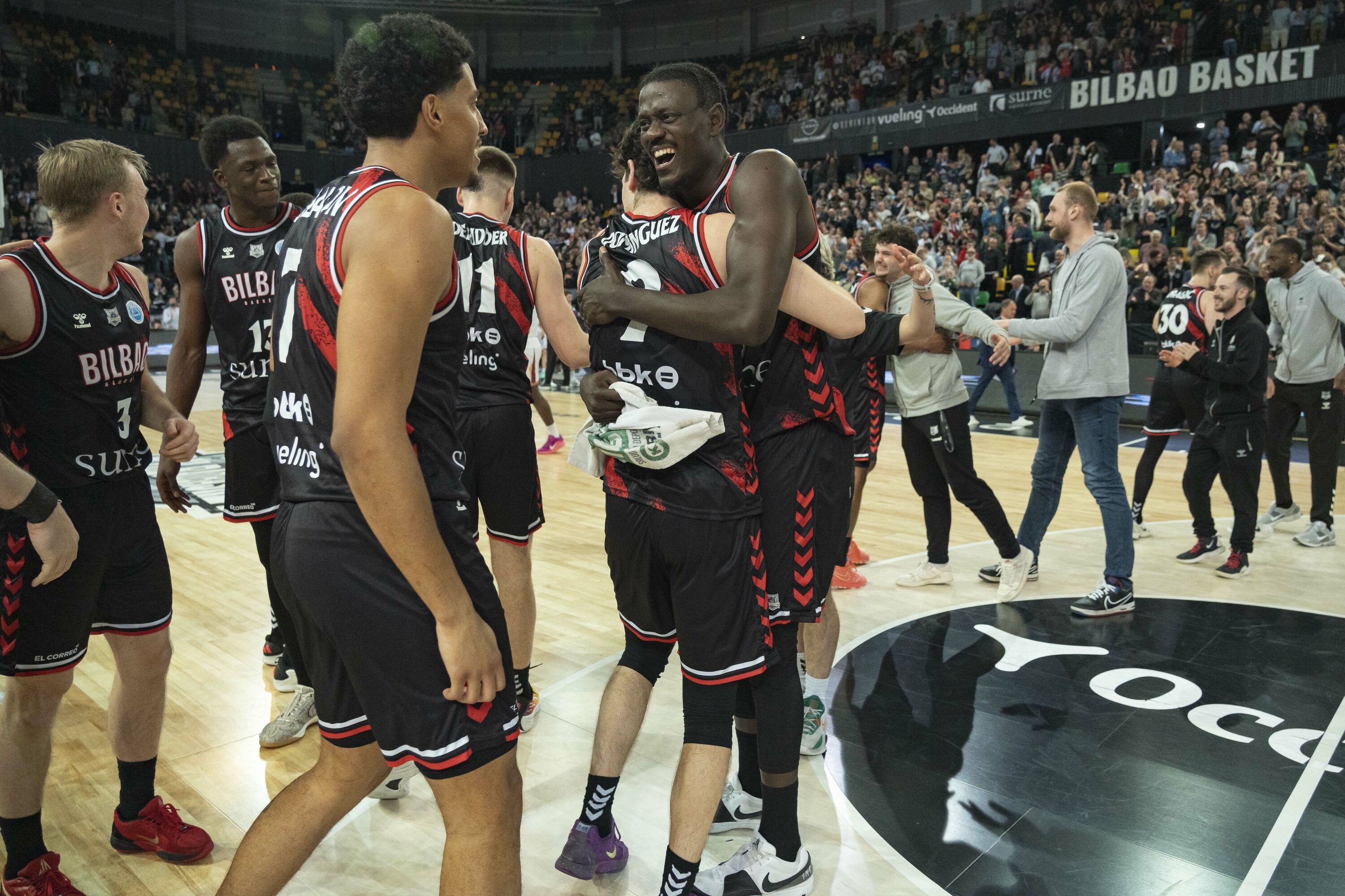 Bilbo Basketeko jokalariak, pozarren, garaipena ospatzen. ARITZ LOIOLA / FOKU